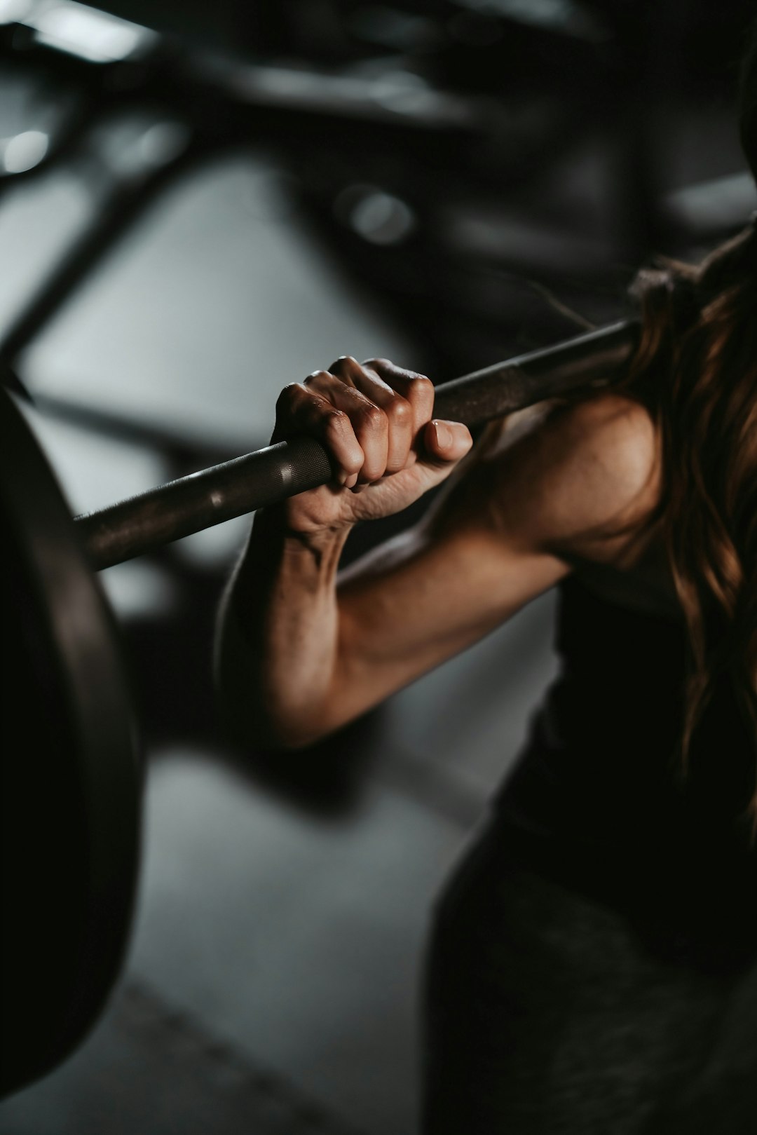 services-01 a-woman-lifting-a-barbell-in-a-gym-xb1d-n04quc